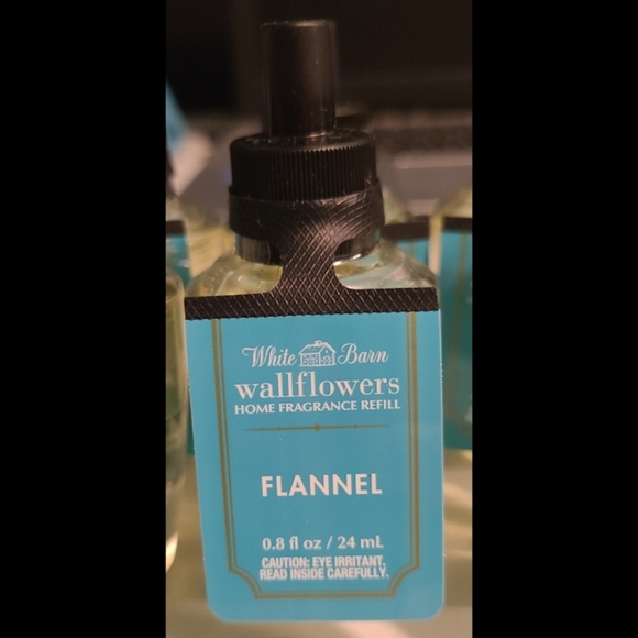 6 Bath Body Works White Barn FLANNEL Wallflowers - Picture 3 of 4